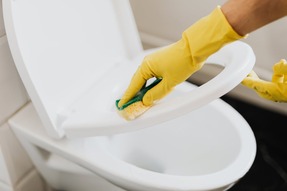 What Does a General House Cleaning Service Include in the Bathroom?